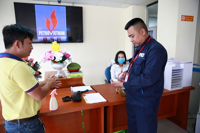 Nh&agrave; thầu đến đăng k&yacute; v&agrave;o l&agrave;m việc phải sử dụng dung dịch rửa tay.