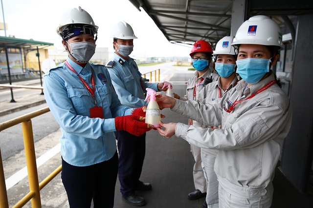 Ban Quản l&yacute; chất lượng phối hợp với Ban An to&agrave;n m&ocirc;i trường C&ocirc;ng ty LHD B&igrave;nh Sơn cấp ph&aacute;t dung dịch tại cổng A5 NMLD Dung Quất.