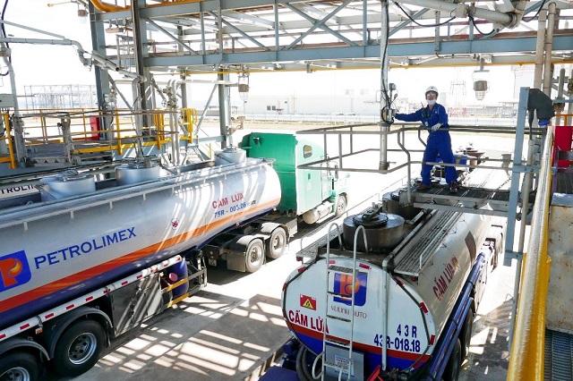 Xuất dầu bằng xe bồn cho c&aacute;c đầu mối kinh doanh xăng dầu tại NMLD Dung Quất.