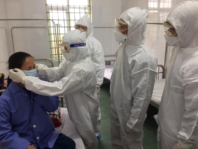 C&aacute;c y b&aacute;c sĩ lu&ocirc;n l&agrave; những người ti&ecirc;n phong, sẵn s&agrave;ng đương đầu với dịch bệnh để cứu chữa, chăm lo sức khỏe cho người d&acirc;n