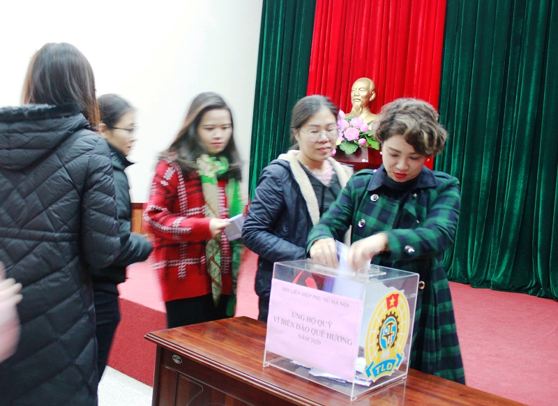Cán bộ, công nhân viên người lao động cơ quan Hội LHPN Hà Nội tham gia ủng hộ Quỹ Vì biển đảo quê hương  năm 2020