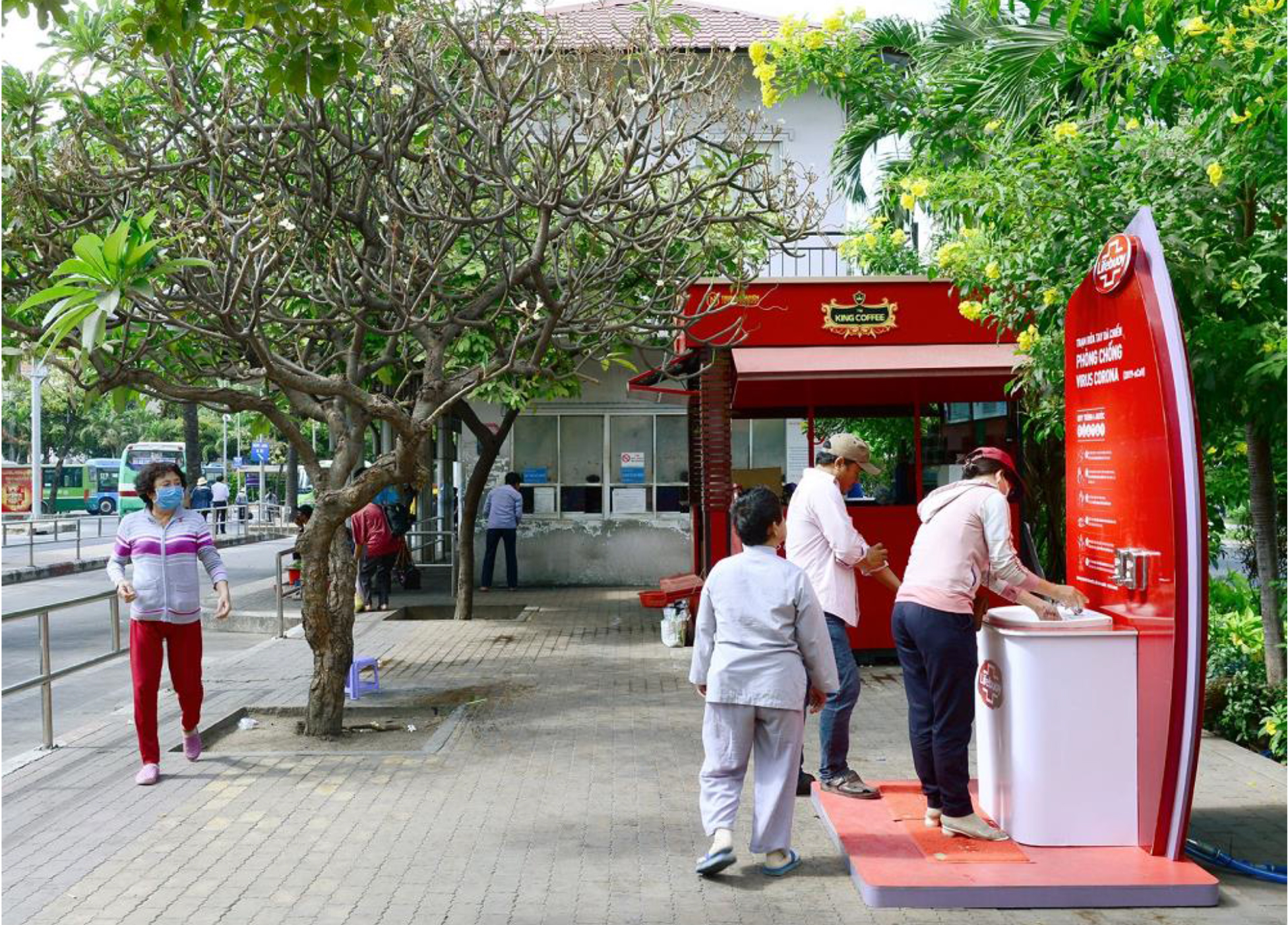 Nhiều người xếp hàng lần lượt tại trạm rửa tay