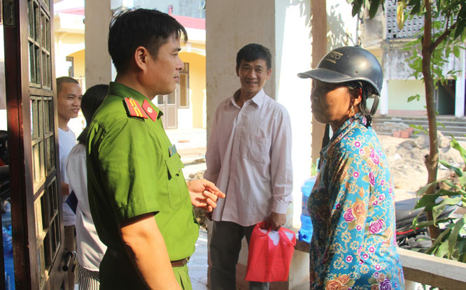 Công an xã Kim Lũ (huyện Sóc Sơn) trao đổi với người dân về tình hình bảo đảm an ninh, trật tự trên địa bàn xã.