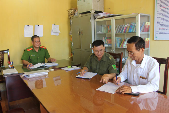 Công an xã Quảng Bị (huyện Chương Mỹ) hướng dẫn người dân về thủ tục hành chính