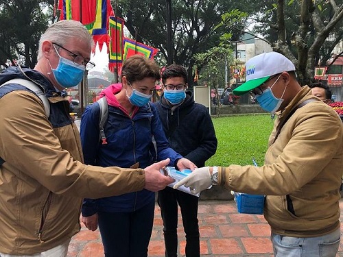 Du kh&aacute;ch được ph&aacute;t khẩu trang tại Văn Miếu