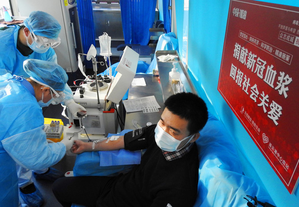 Một người đ&agrave;n &ocirc;ng khỏi bệnh COVID-19 đi hiến huyết tương cho c&aacute;c nh&agrave; khoa học l&agrave;m cơ sở nghi&ecirc;n cứu c&aacute;ch điều trị bệnh