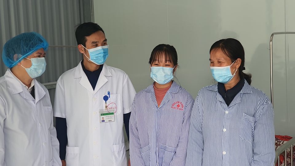Bác sĩ thăm hỏi, chúc mừng 2 bệnh nhân xuất viện Bác sĩ thăm hỏi, chúc mừng 2 bệnh nhân xuất viện