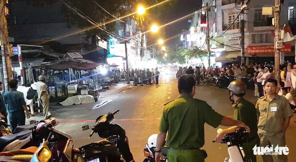 Lực lượng chức năng phong tỏa hiện trường, điều tra vụ việc Lực lượng chức năng phong tỏa hiện trường, điều tra vụ việc