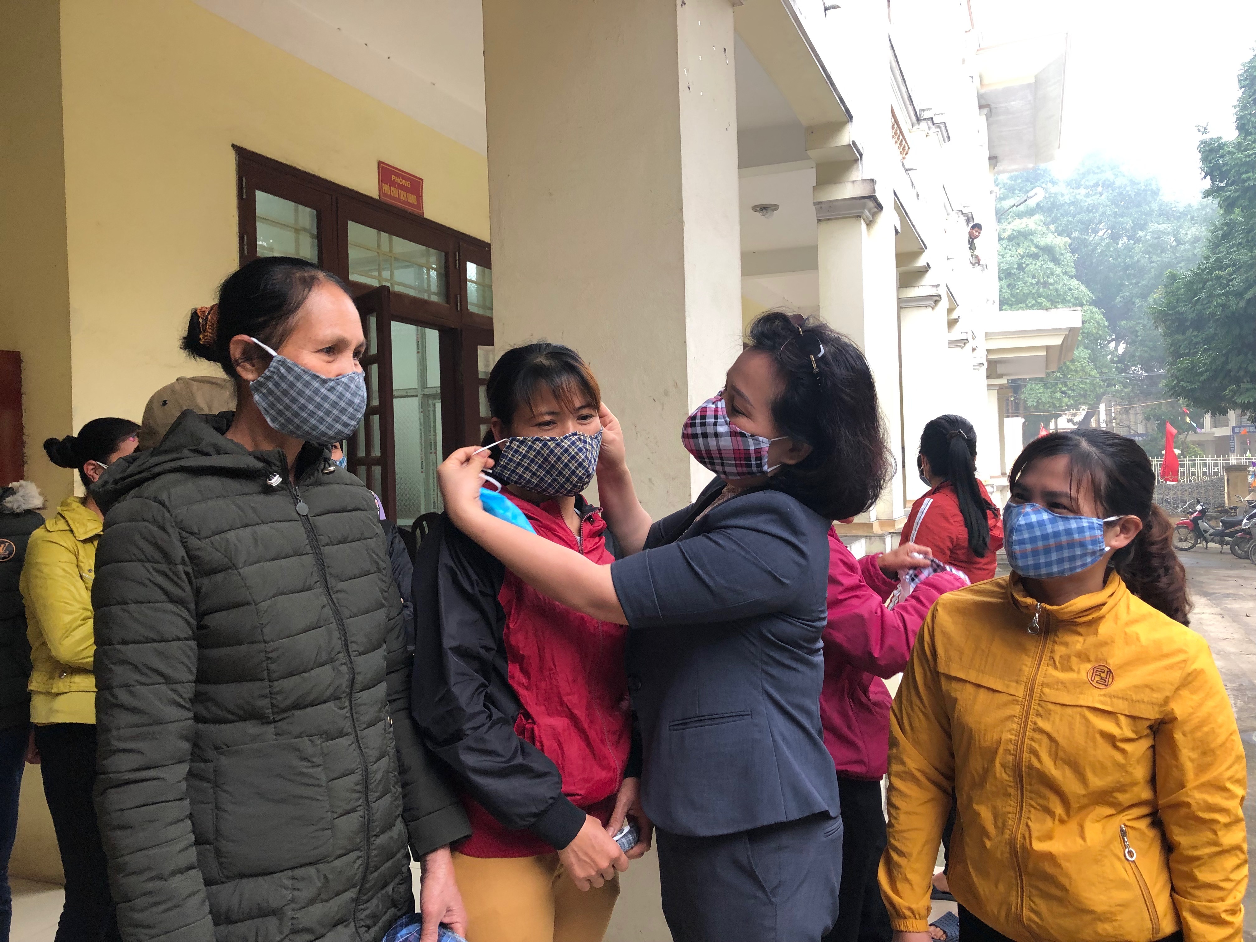 Hội viên phụ nữ xã Minh Châu được phát khẩu trang để đeo trước khi nhận quà tặng