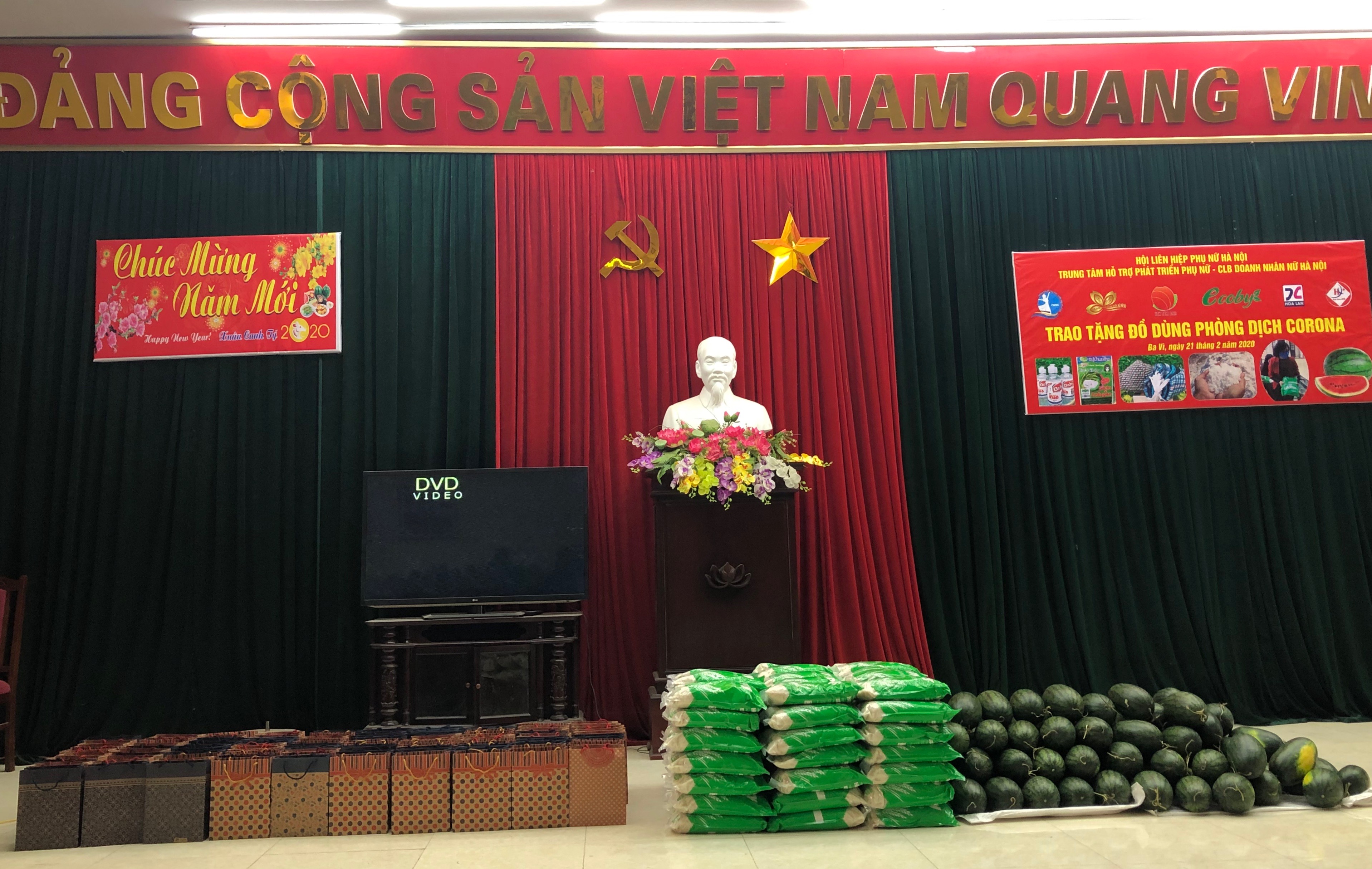 Tổng số quà tặng được xếp ngay ngắn, chờ trao tận tay các hộ gia đình có hoàn cảnh khó khăn