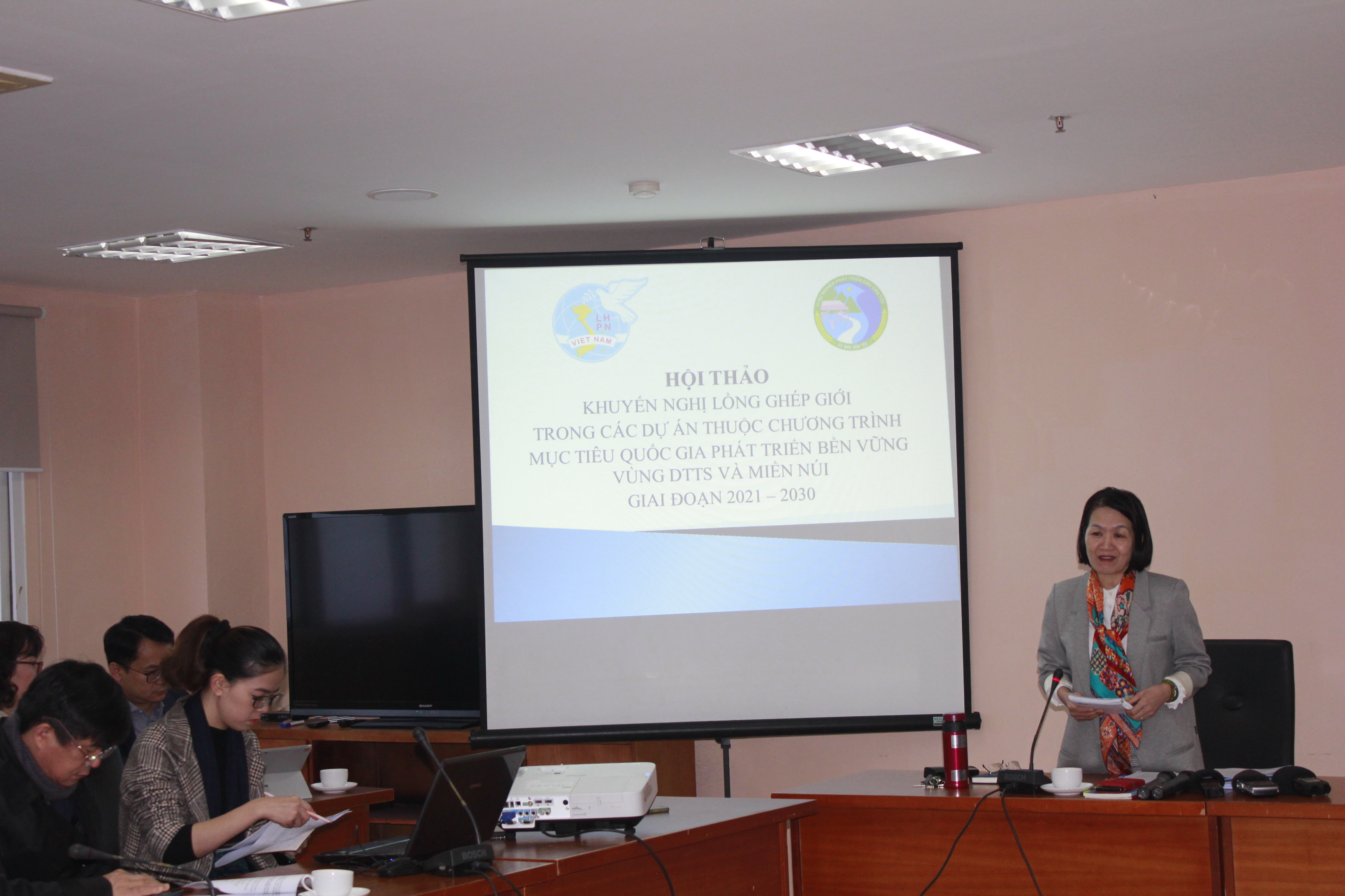 Đồng chí Bùi Thị Hòa- Phó Chủ tịch Trung ương Hội LHPN Việt Nam khẳng định để phụ nữ không bị bỏ lại phía sau trong quá trình phát triển rất cần thiết phải có biện pháp thúc đẩy Bình đẳng giới