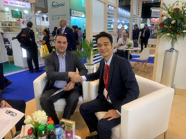 &Ocirc;ng Mai Ho&agrave;i Anh - Gi&aacute;m đốc điều h&agrave;nh kinh doanh quốc tế của Vinamilk (ngo&agrave;i c&ugrave;ng b&ecirc;n phải) v&agrave; đối t&aacute;c bắt tay sau khi k&yacute; hợp đồng xuất khẩu sữa ngay tại hội chợ.(Ưu ti&ecirc;n h&igrave;nh k&yacute; hợp đồng)