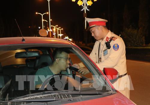 Đội Cảnh sát giao thông số 3, Phòng Cảnh sát giao thông Công an tỉnh Yên Bái kiểm tra nồng độ cồn đối với người điều khiển phương tiện tham giao thông tại thành phố Yên Bái