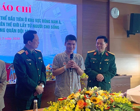 Bệnh nhân đã có thể tự cầm mic bằng tay được ghép đồng loại Bệnh nhân đã có thể tự cầm mic bằng tay được ghép đồng loại