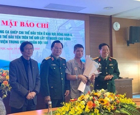 Các bác sĩ chúc mừng bệnh nhân Các bác sĩ chúc mừng bệnh nhân