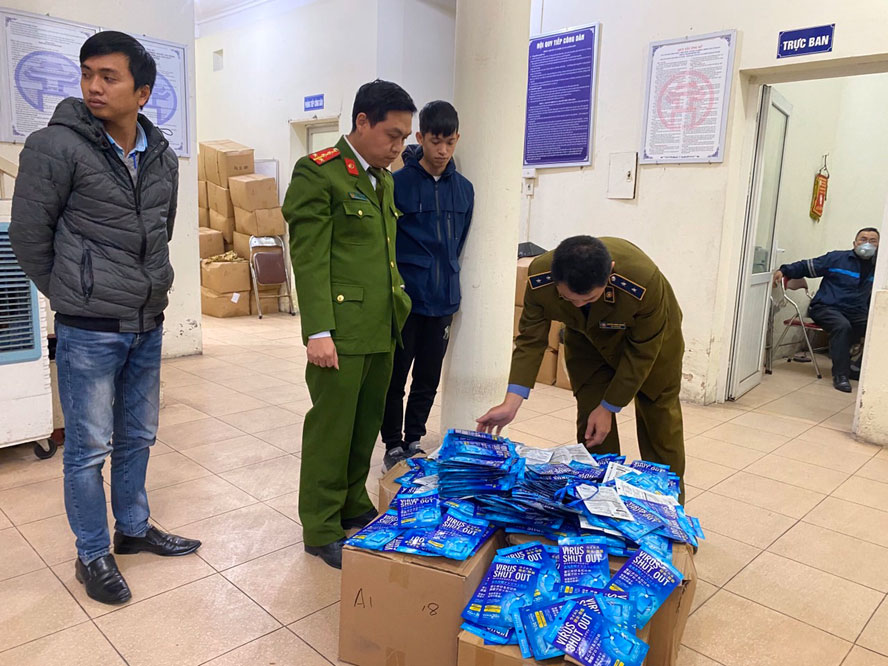 Đội Quản lý thị trường số 12 (Cục Quản lý thị trường Hà Nội) thu giữ lô hàng thẻ kháng khuẩn do chưa xuất trình được hóa đơn, chứng từ.