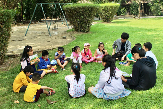 Các em nhỏ trải nghiệm thực tế cùng bộ sách “Câu chuyện dòng sông”. Các em nhỏ trải nghiệm thực tế cùng bộ sách “Câu chuyện dòng sông”.