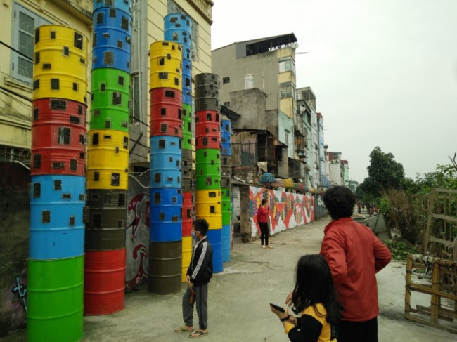 Người dân Phúc Tân thích thú với không gian nghệ thuật công cộng mới được các nghệ sĩ hoàn thành.