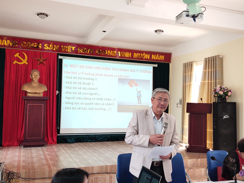 Tiến sỹ Trần Duy Khanh Viện trưởng Viện nghiên cứu và Đào tạo Doanh nhân APEC gợi ý , giải đáp thắc mắc của các đạo biểu tham dự hội nghị về những ý tưởng, sản phẩm sáng tạo để tham dự cuộc thi do TW Hội phát động