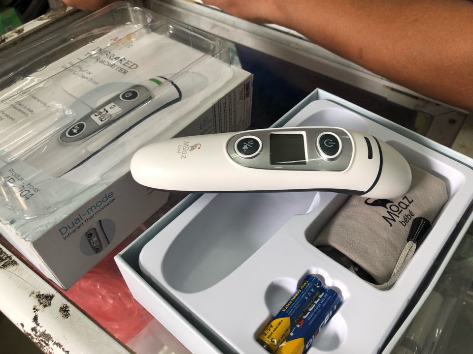 Chiếc m&aacute;y đo th&acirc;n nhiệt nh&atilde;n hiệu &ldquo;Moaz b&eacute;b&eacute;&rdquo; c&oacute; xuất xứ từ Trung Quốc, gi&aacute; ni&ecirc;m yết chỉ 735.000 đồng/chiếc, nhưng kh&aacute;ch h&agrave;ng phải mua với gi&aacute; 1.400.000 đồng/chiếc.
