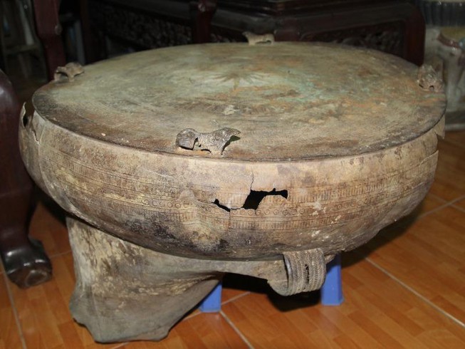Hiện trạng trống đồng có đường kính bề mặt 78cm, khá nguyên vẹn, hoa văn còn sắc nét, thân trống bị vỡ chỉ còn khoảng 1/3. Hiện trạng trống đồng có đường kính bề mặt 78cm, khá nguyên vẹn, hoa văn còn sắc nét, thân trống bị vỡ chỉ còn khoảng 1/3.