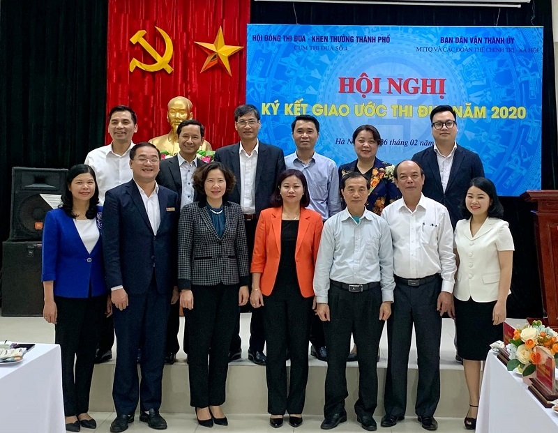 C&aacute;c đại biểu chụp ảnh lưu niệm tại hội nghị. Năm 2020, mỗi Mỗi đơn vị đăng k&yacute; &iacute;t nhất 1 chuy&ecirc;n đề trọng t&acirc;m trong năm 2020, đẩy mạnh thực hiện chủ đề &ldquo;Ph&aacute;t huy sức mạnh của hệ thống ch&iacute;nh trị phấn đấu ho&agrave;n th&agrave;nh thắng lợi mục ti&ecirc;u, nhiệm vụ nhiệm kỳ 2015 - 2020 v&agrave; tổ chức th&agrave;nh c&ocirc;ng Đại hội Đảng bộ c&aacute;c cấp&rdquo;