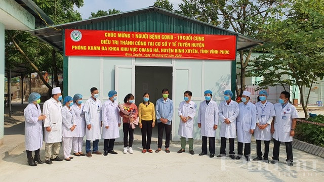 C&aacute;c b&aacute;c sĩ ch&uacute;c mừng &ocirc;ng N.V.V - bệnh nh&acirc;n cuối c&ugrave;ng mắc Covid-19 tại Việt Nam được xuất viện.