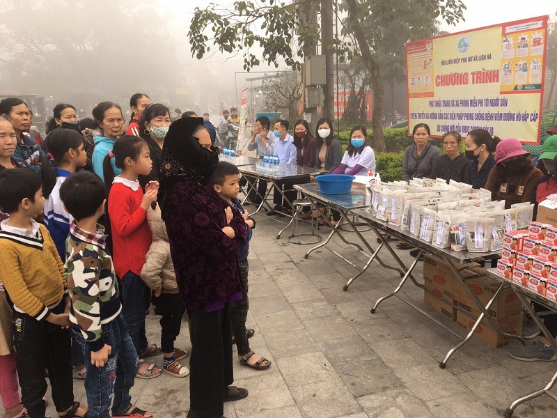 C&aacute;c hộ gia đ&igrave;nh nghe tuy&ecirc;n truyền về ph&ograve;ng chống dịch Covid 19