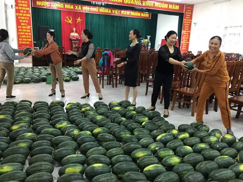 C&aacute;n bộ hội vi&ecirc;n phụ nữ Gia L&acirc;m gi&uacute;p b&agrave; con n&ocirc;ng d&acirc;n ti&ecirc;u thụ dưa hấu