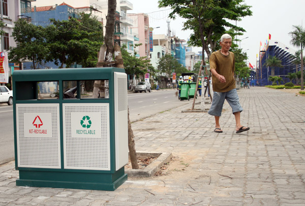 Các khu vực đông dân cư, khu cách ly cần bố trí điểm thu gom, lưu giữ khẩu trang y tế (ảnh minh họa) Các khu vực đông dân cư, khu cách ly cần bố trí điểm thu gom, lưu giữ khẩu trang y tế (ảnh minh họa)