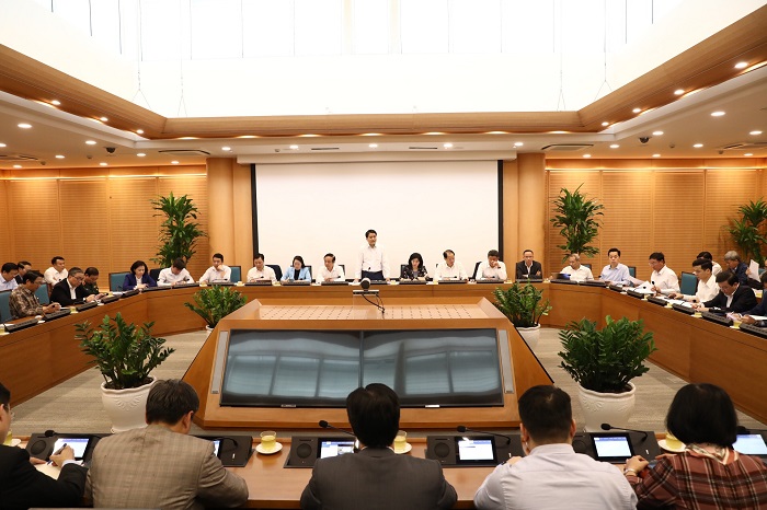 Chủ tịch UBND TP H&agrave; Nội Nguyễn Đức Chung chủ tr&igrave; Hội nghị đ&aacute;nh gi&aacute; t&aacute;c động của dịch bệnh Covid-19 đến tăng trưởng kinh tế - x&atilde; hội của TP H&agrave; Nội năm 2020.