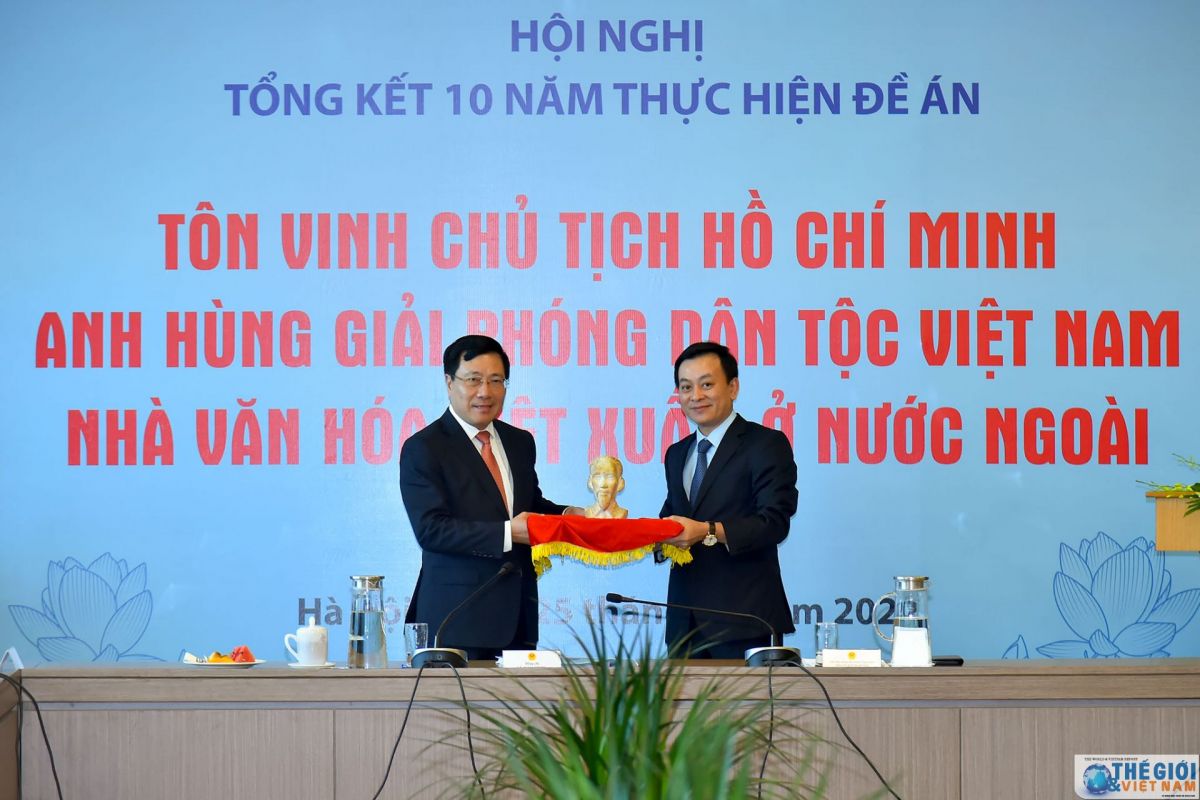 Ph&oacute; Thủ tướng, Bộ trưởng Ngoại giao Phạm B&igrave;nh Minh trao bức tượng b&aacute;n th&acirc;n của Chủ tịch Hồ Ch&iacute; Minh, một kỷ vật qu&yacute; gi&aacute; của c&aacute;c chiến sỹ Nh&agrave; t&ugrave; C&ocirc;n Đảo cho &ocirc;ng Vũ Mạnh H&agrave;, Gi&aacute;m đốc Bảo t&agrave;ng Hồ Ch&iacute; Minh.