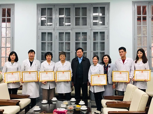 Thứ trưởng Bộ Y tế Đỗ Xu&acirc;n Tuy&ecirc;n trao tặng Bằng khen của Bộ trưởng Bộ Y tế cho tập thể, c&aacute; nh&acirc;n viện Vệ sinh dịch tễ TW