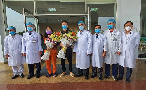 2 bệnh nh&acirc;n cuối c&ugrave;ng nhiễm Covid-19 điều trị tại BV Bệnh nhiệt đới TW xuất viện ng&agrave;y 18/2/2020