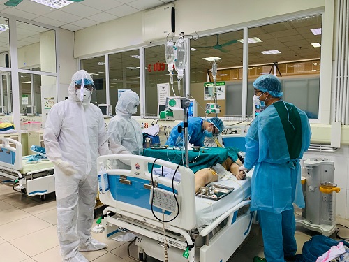 Y b&aacute;c sĩ BV Bệnh nhiệt đới TW điều trị cho bệnh nh&acirc;n mắc Covid-19