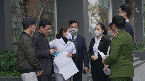 C&aacute;c th&agrave;nh vi&ecirc;n BCĐ ph&ograve;ng chống dịch Covid-19 phường Mễ Tr&igrave; tới từng nh&agrave; d&acirc;n, khu chung cư tuy&ecirc;n truyền c&aacute;ch ph&ograve;ng dịch