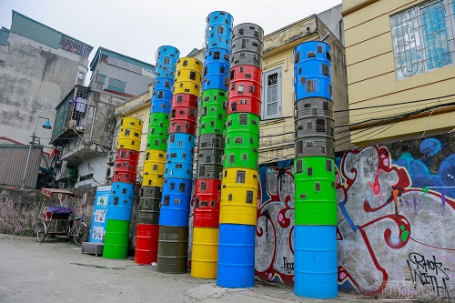 Dự &aacute;n nghệ thuật c&ocirc;ng cộng tr&ecirc;n khu vực phường Ph&uacute;c T&acirc;n ven S&ocirc;ng Hồng c&oacute; thể coi l&agrave; một nỗ lực tiếp theo của ch&iacute;nh quyền địa b&agrave;n v&agrave; nh&oacute;m nghệ sĩ t&igrave;nh nguyện.