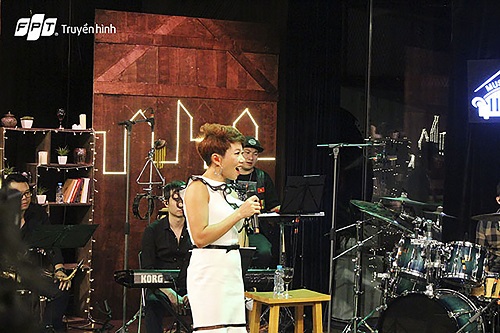 Nữ ca sĩ H&agrave; Trần trong một chương tr&igrave;nh