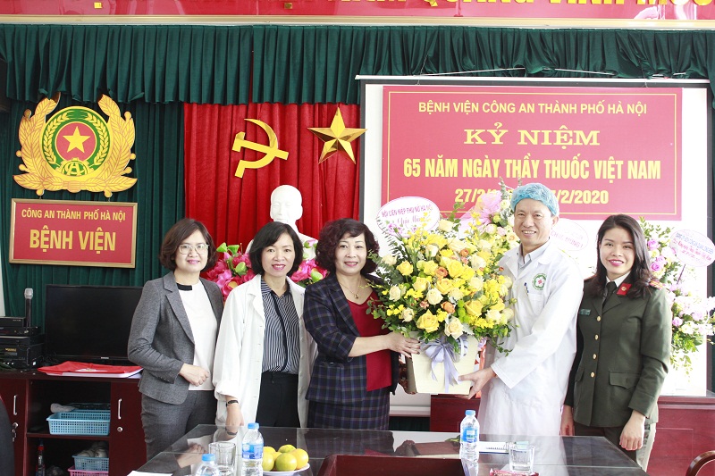 Hội LHPN H&agrave; Nội thăm, ch&uacute;c mừng bệnh viện C&ocirc;ng an TP H&agrave; Nội