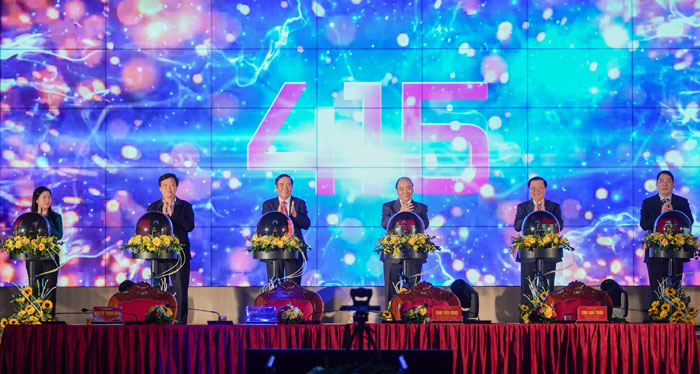 Thủ tướng Ch&iacute;nh phủ Nguyễn Xu&acirc;n Ph&uacute;c c&ugrave;ng c&aacute;c đại biểu thực hiện nghi thức h&ograve;a mạng c&aacute;c chi cục thuế khu vực v&agrave;o hệ thống quản l&yacute; thuế chung cả nước. Ảnh: Quang Hiếu