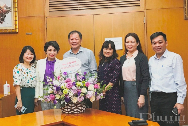 TBT b&aacute;o Phụ nữ Thủ đ&ocirc; L&ecirc; Quỳnh Trang (thứ 2 từ tr&aacute;i qua) tặng hoa ch&uacute;c mừng bệnh viện Bạch Mai nh&acirc;n ng&agrave;y Thầy thuốc Việt Nam 27/2