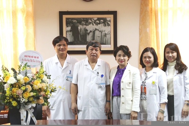TBT b&aacute;o Phụ nữ Thủ đ&ocirc; (thứ 3 phải sang) tặng hoa ch&uacute;c mừng bệnh viện Phụ sản Trung ương.