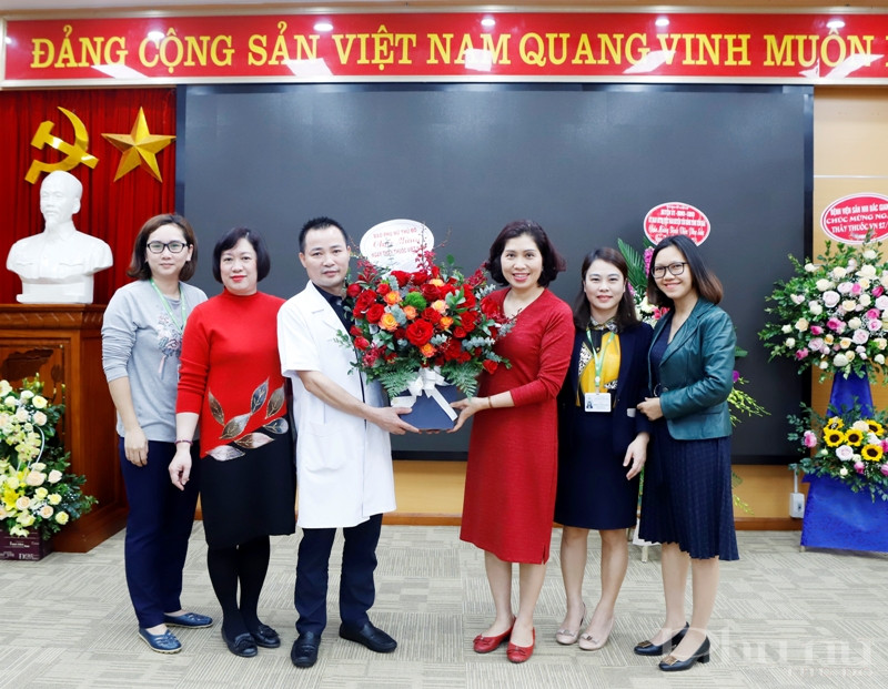 Ph&oacute; Tổng bi&ecirc;n tập b&aacute;o Phụ nữ Thủ đ&ocirc; L&ecirc; Thị Hồng Minh (thứ 3 phải sang) tặng hoa ch&uacute;c mừng bệnh viện Phụ sản H&agrave; Nội.