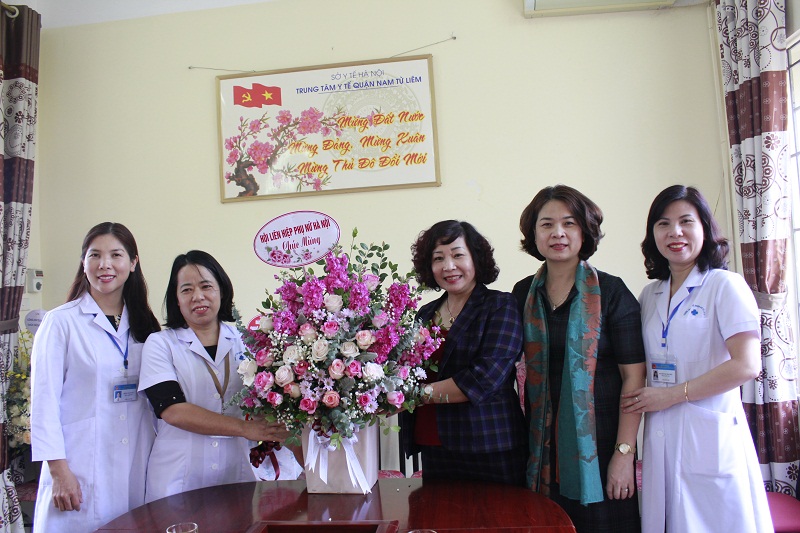 L&atilde;nh đạo Hội LHPN H&agrave; Nội thăm, ch&uacute;c mừng Trung t&acirc;m y tế quận Nam Từ Li&ecirc;m