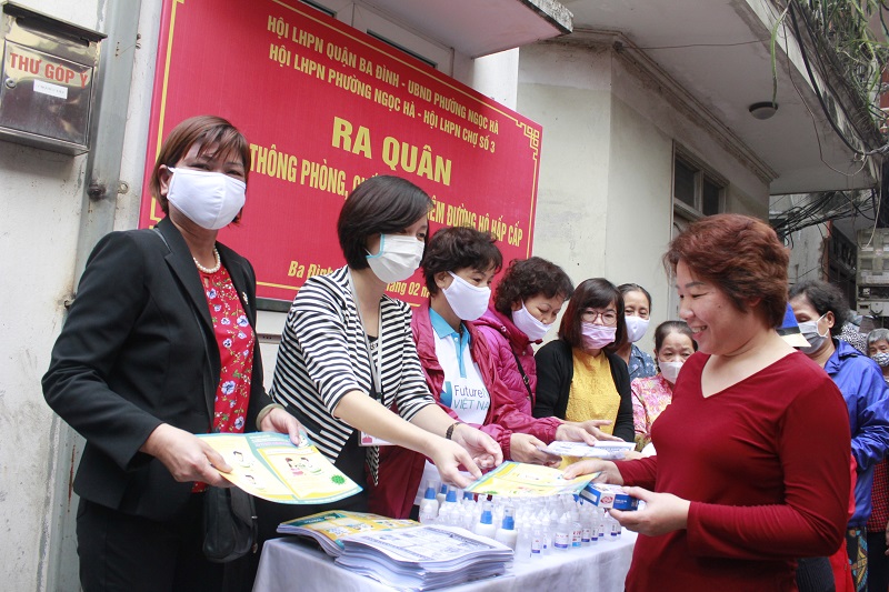 Hội LHPN các phường  phối hợp với UBND phường, Ban Quản lý các chợ tổ chức phát khẩu trang, xà phòng miễn phí cho người dân và tiểu thương