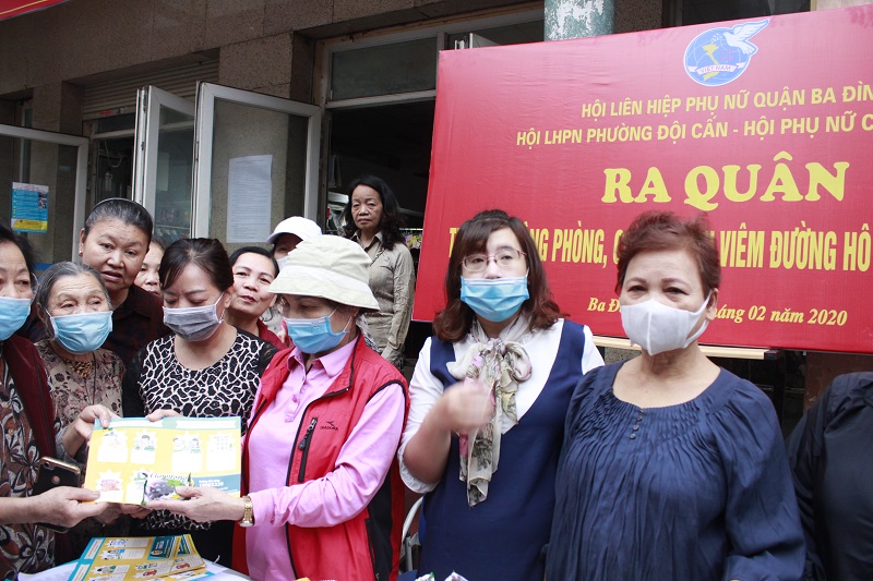 Ngay từ sáng sớm các chị em tiểu thương và người dân tại chợ Ngọc Hà đã đến điểm phát khẩu trang , xà phòng nước rửa tay sát khuẩn để được nghe truyền thông về phòng chống dịch Covid-19