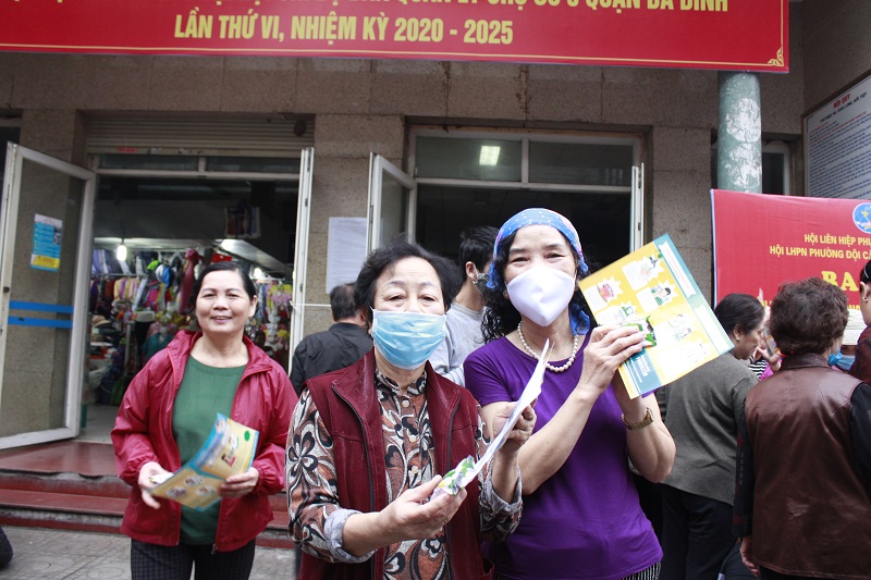 Từ những  thông tin về phòng chống bệnh Covid- 19 trên tờ rơi do  Hội PN phát, chị em tiểu thương thực hiện đầy đủ những biện pháp phòng chống để đảm bảo sức khỏe của mình và gia đình