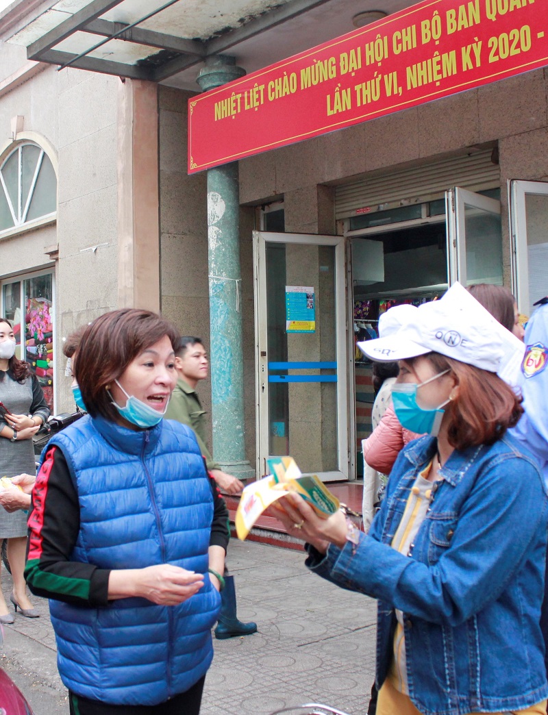 Các tiểu thương đến nhận tài liệu tuyên truyền phòng chống dịch Covid-19