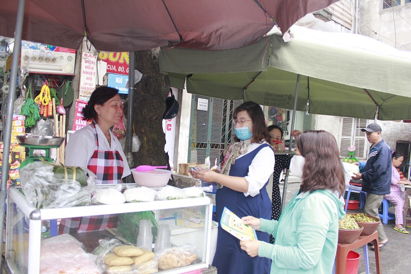 Cán bộ Hội phát tận tay tài liệu tuyên truyền phòng chống dịch Covid -19 cho các tiểu thương