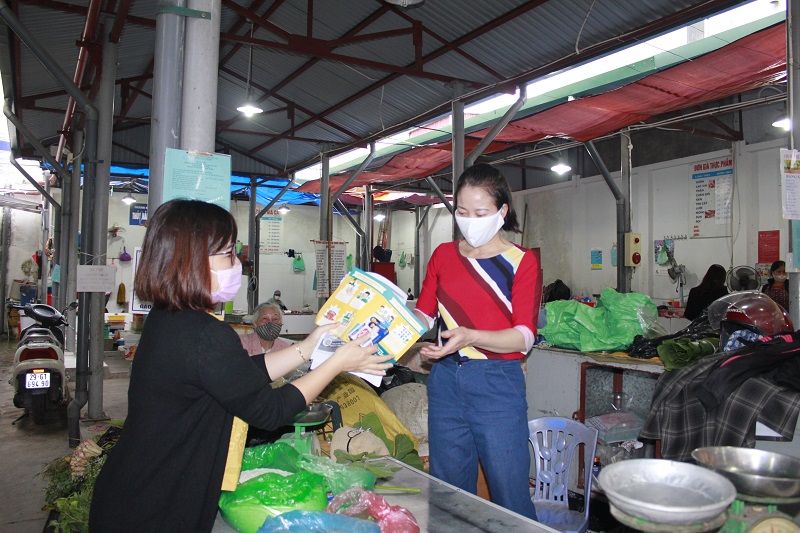 Phát 3.000 khẩu trang, nước sát khuẩn, xà phòng miễn phí cho tiểu thương và người dân - ảnh 7